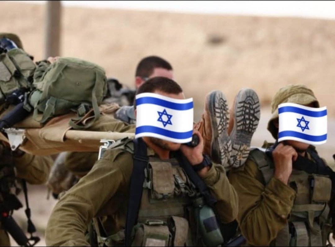 ozbinnun's tweet photo. תכירו, זה רועי, והוא פ&@ינג אגדה. 

רועי עמד היום ברחבה מאובקת בבה"ד 1, והפך להיות קצין. בנוסף, הוא קיבל להיות מצטיין נשיא. אבל זו לא הסיבה שהוא פ&@ינג אגדה. 

רועי היה סטודנט שלי באוניברסיטת ויסקונסין.  סטודנט מבריק לכלכלה, עם ההומור הכי משוגע (פסיכפטי, לא משוגע חמוד כזה) שיש. דובון אכפת לי עם לב בגודל של חצי יבשת, ועם גוף של מכונת השמדה. איך אני יודע? כי חוץ מללמד אותו עברית, התאמנתי איתו שנתיים בג'יו ג'יטסו, והוא פירק אותי מאות פעמים. (המאזן ביננו עומד לדעתי על 154:1, אבל אני כל כך גאה על הפעם האחת הזו, שזה מרגש אותי לספר על זה. בכל מקרה) חוץ מלב ושרירים, רועי מדבר אנגלית, ספרדית ועברית. כלומר הוא לא דיבר עברית כל כך טוב, אבל אחרי שנתיים בהן עשינו מפגשים שבועיים של חצי שעה ספרדית חצי שעה עברית, ועוד הרבה זמן בצבא, הוא מדבר נהדר. אה, והוא גם טייס. תמונות שלנו נתונים לחסדיו בין שמיים לארץ בפרטי.

לקראת סיום הלימודים, רועי התחיל לחפור לי על עליה וגיוס לצה"ל, ואני עשיתי הכל כדי להוריד לו מהאירוע. אני מכיר יותר מידי סיפורים על נערים אמריקאים עם עודף מוטיבציה שמתרסקים לתוך המציאות הצה"לית הקשוחה. אבל רועי התעקש ועשה עליה. אני צדקתי כמובן, למרות שרועי הוא אחד האנשים הכי חזקים שפגשתי בחיי, ולמרות שהוא קיבל וסיים גיבוש מטכ"ל, הוא נפל בין הכיסאות ובסוף התגייס לגדוד 50 בנח"ל. 

אבל רועי צדק יותר. הוא לקח כל דבר בחיוך, בכישרון, ובהומור פסיכופטי. ועם עברית לא מושלמת במבטא אמריקאי - ארגנטינאי  הוא ריסק כל אתגר שעמד בדרכו. ועמדו הרבה. הכשרה, לחימה, קורס מ"כים, לחימה, קורס קצינים. להיות חייל בודד, לא לדבר עברית שפת אם, קושי פיזי קיצוני, מצבים מאתגרים נפשית, את כל אלה הוא עבר בעוצמה של D9 ובחינניות של רקדנית בלט (הכי מטריד האופן הנלהב בו הוא תיאר נסיגות נוראיות על אלונקות ובלת"מים קשוחים בקורס קצינים. אמרתי לכם, מדובר בפסיכופט).

בכל אופן, אחרי כל זה, רועי עומד היום על הרחבה, עם חברתו נגה שלומדת עדיין באוניברסיטת ויסקונסין, וההורים המדהימים והגאים שלו, כקצין ומצטיין נשיא. 

זה האיש, זו הסיבה שיש תקווה לעם הזה. הזדמנות מופלאה לראות אנשים מופלאים כאלה שמתהלכים ביננו. אגדה בחייו. איך זכינו.