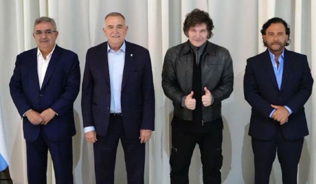 robdnavarro's tweet photo. A esta hora la información dice que @RaulJalil_ok , @GustavoSaenzOK y @OsvaldoJaldo van a traicionar a los trabajadores. https://t.co/KwYXiPKTXD