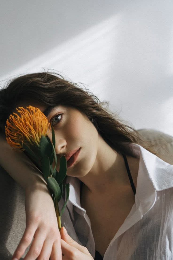 تجھے تکنا _ تجھے سننا _ تیرا ہنسنا _ مچل جانا !
ہمارے غم کے آنگن میں فقط دو چار خوشیاں ہیں_

شبـــــ بخیــــر
 #sunny📚