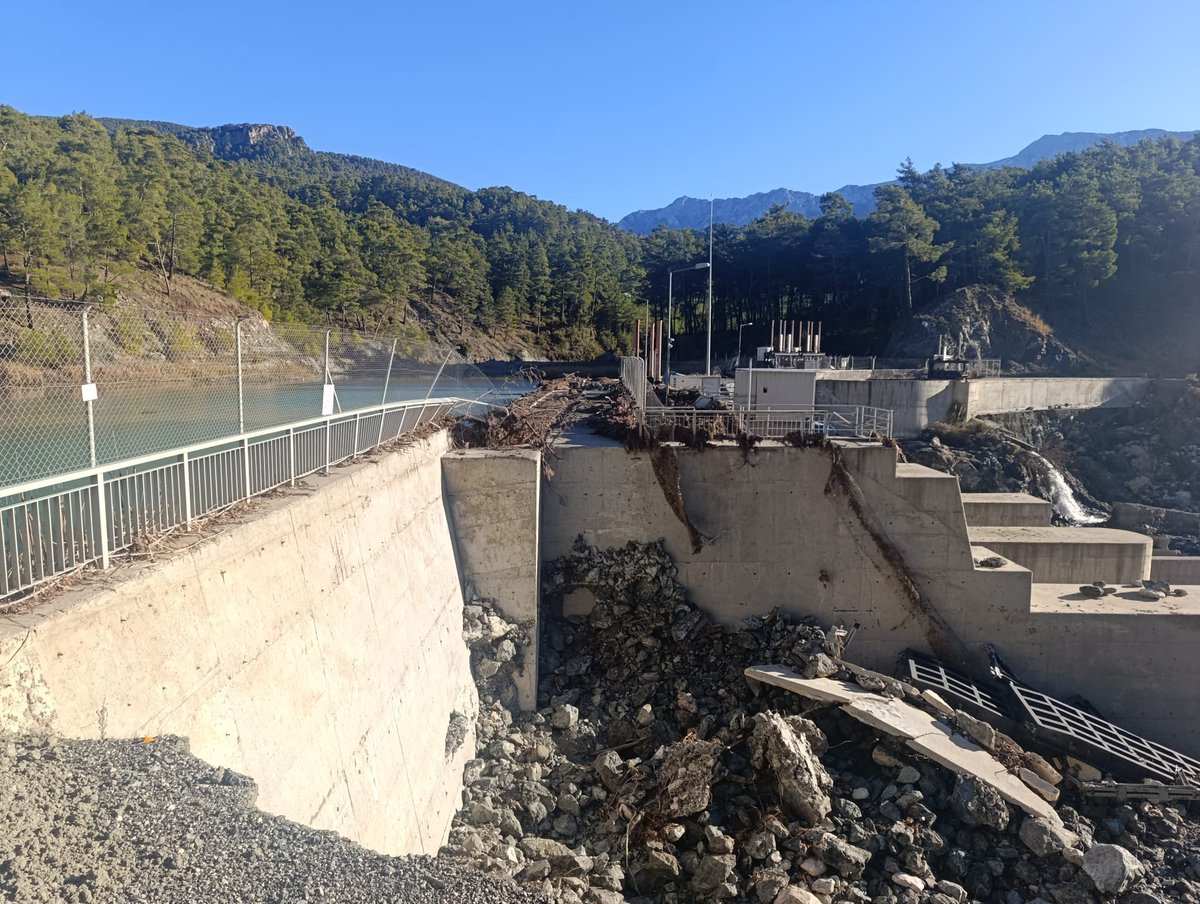 Alakır Vadisinde Reis şirketi tarafından bilimsel ve hukuki tüm itirazlarımıza rağmen inşa edilen Dereköy HES son yağışlarla birlikte tahrip oldu. Bölgenin kuraklık ve sel döngüsünde HESlerin ne kadar mantıksız olduğu bir kez daha ortaya çıktı.