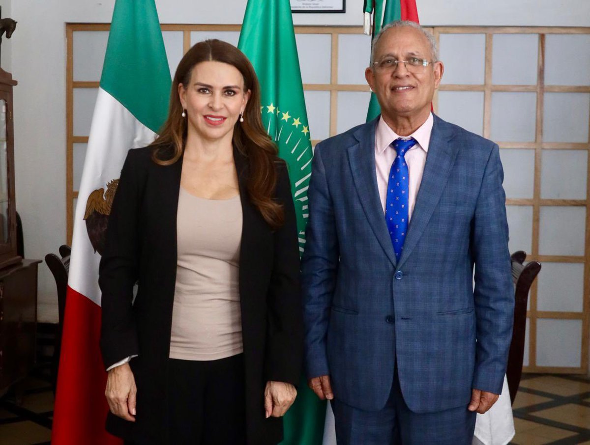caroviggiano's tweet photo. Hoy acudí a la Embajada de la República Árabe Saharaui Democrática en México, donde me reuní con el Excmo. Sr. Mohamed Salec Abdessamad en un encuentro cordial y productivo.

Dialogamos sobre el fortalecimiento de la relación bilateral y las oportunidades de cooperación entre México y África, reafirmando el compromiso con una diplomacia basada en el respeto, el diálogo y la solidaridad.

#MéxicoÁfrica #DiplomaciaParlamentaria #RelacionesExteriores