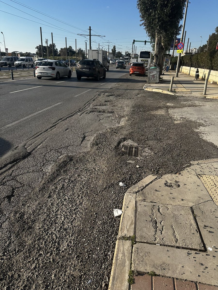 mdvedat's tweet photo. Geçen yıl Ekim ayında bu resimleri paylaşmış ve destek istemiştim. 2 ay önce asfalt döküldü. Yağmurlar ve 2 ay sonrası son durumda, ilk haşinden çok çok daha kötü bir hal aldı. Acil revizyon lütfen https://t.co/96dGtmLZeX