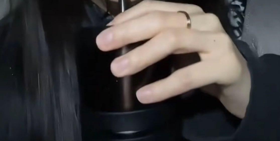 Jisoo's hand 🥵🥵🥵hot

#jisoo #JISOO