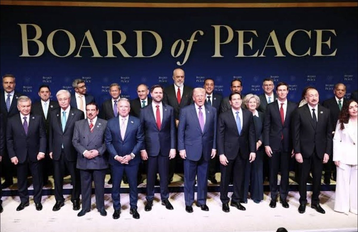 یورپی ممالک”بورڈ آف پیس “ سے دور رہے۔  گارڈین اخبار کے مطابق اِس اجلاس میں صرف آمر، ڈکٹیٹر اور غیر نمائندہ حکومتیں شریک ہوئیں۔ 

اسرائیلی وزیر خارجہ کے ساتھ پاکستانی وزیراعظم اور دیگر مسلمان ممالک کے نمائندوں کی تصویر۔ کُجا کہ وہ اُس کی شرکت پر احتجاج کرتے ، کسی نے چوں تک نہ کی۔