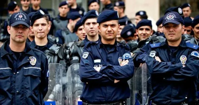 Herkesin ilk sığındığı kurum olan, herkesin hakkını gözetip savunan ve sadece kendi hakkını arayamayan, sıkıntısını anlatacağı tek bir merciisi olmayan Polisimizin sesini duyun.
#PoliseBakanYokMu