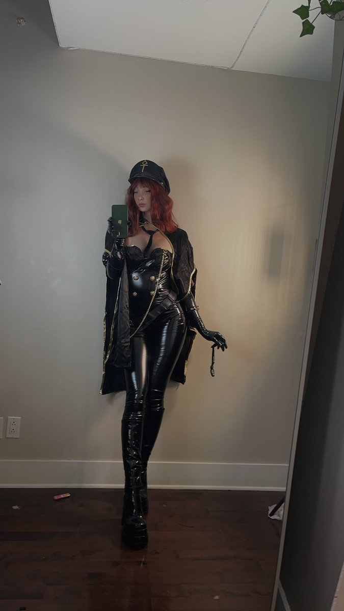 Dommy Mommy Long legs 🖤