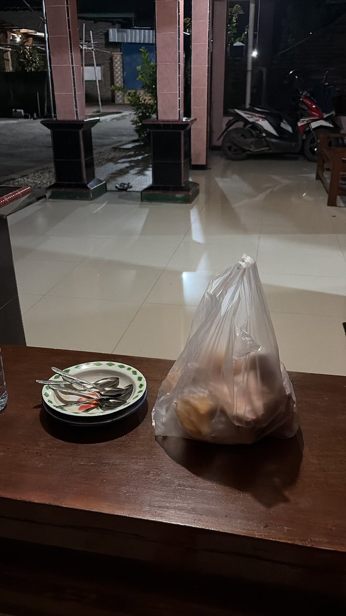 akumaaaau's tweet photo. Jam segini nyiapin makan buat tenaga gue yg blm pada pulang bcs combi saya kejeglong, ya allah mau nangis bgt dari pagi sampe tengah malem gini😭 https://t.co/896ADxZXxq