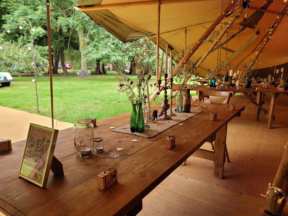 A space that holds long tables, soft light, and the freedom to make it your own.
Designed to adapt easily while still looking considered, whatever your plans look like on the day.