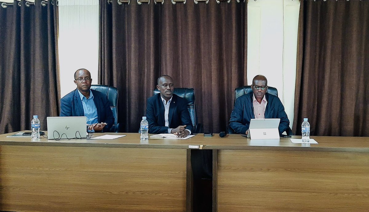 KayonzaDistrict's tweet photo. Umuyobozi w’Akarere w’Agateganyo, Hategekimana Fred, yayoboye inama yahuje uhagariye RAB, abayobozi b'amakoperative y'amakusanyirizo y'Amata, aborozi n’abaguzi b’amata, hagamijwe kunoza imikoranire no gushakira hamwe ibisubizo birambye byafasha kongera umukamo w' amata mu Karere. https://t.co/3j0qhMyoy4