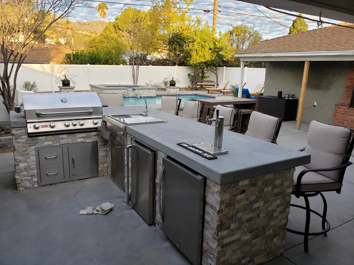 Built-in BBQ perfection
A built-in BBQ with fridge and counter space turns your pool area into the ultimate hangout 🔥🍔 Cook, chill, and entertain without ever leaving the backyard—this is poolside living done right.