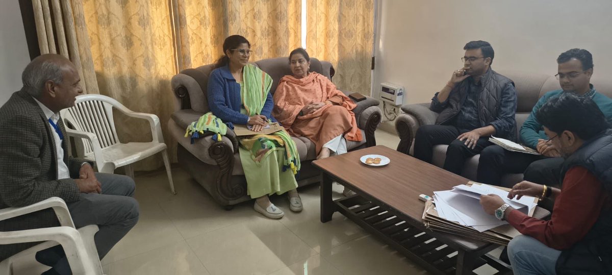 नमस्कार कालका परिवार 🙏

आज कालका विधानसभा के पीडब्ल्यूडी रेस्ट हाउस में सीएम विंडो की बैठक मेरी निगरानी में आयोजित की गई। विभिन्न क्षेत्रों से प्राप्त 11 शिकायतों पर अधिकारियों के साथ विस्तृत समीक्षा की गई और प्रत्येक प्रकरण के लिए निशानदेही की तिथि तय की गई।

जो मामले लंबे समय