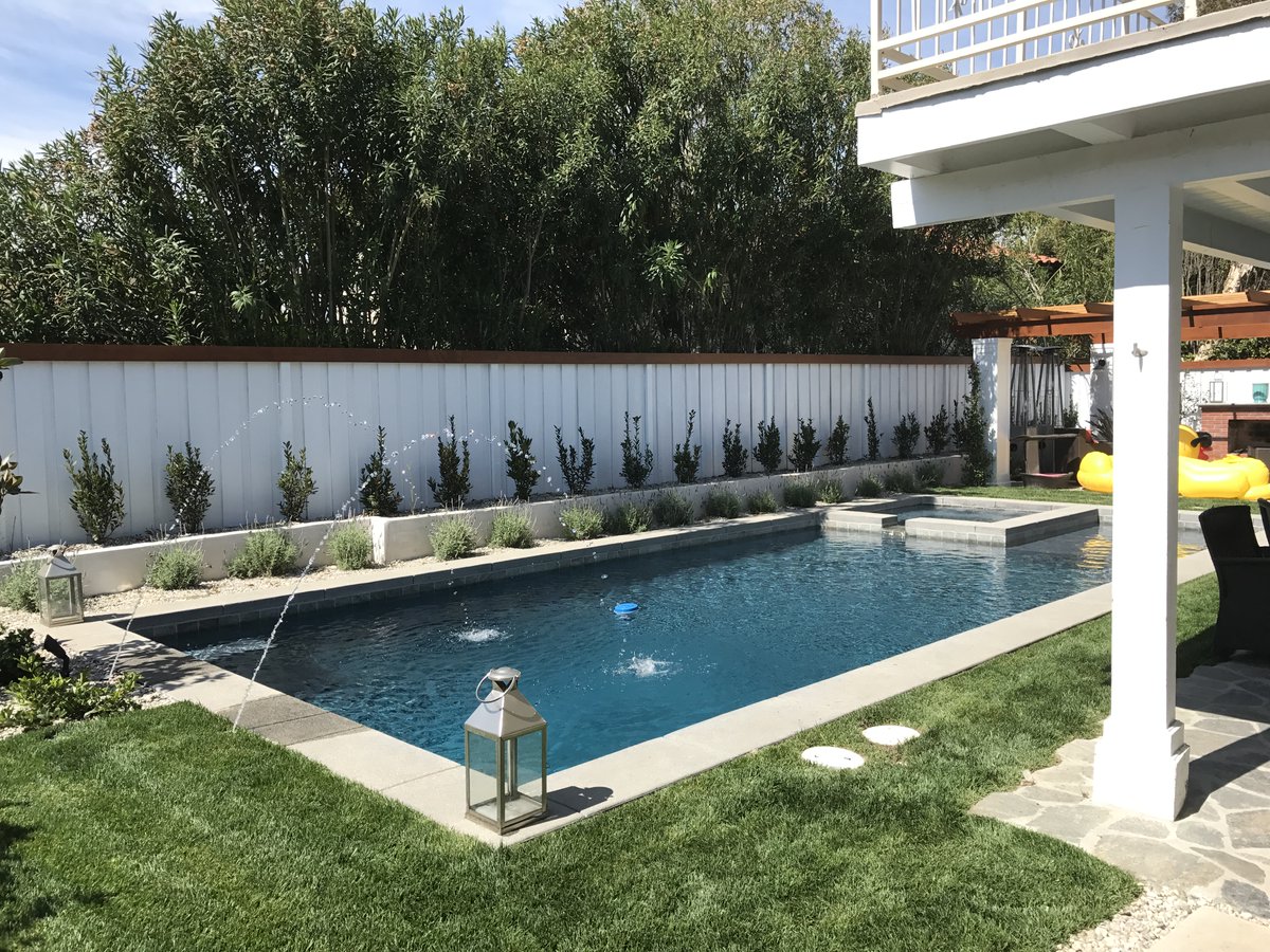 The classic look with grass all around
Sometimes classic is king 🌿 A pool surrounded by grass delivers a clean, timeless look that never goes out of style. Simple, fresh, and perfect for barefoot summer days.
