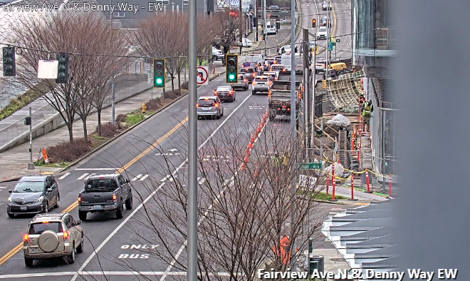Denny Way 与 Minor Ave N 交界处施工，封闭 EB 右行道