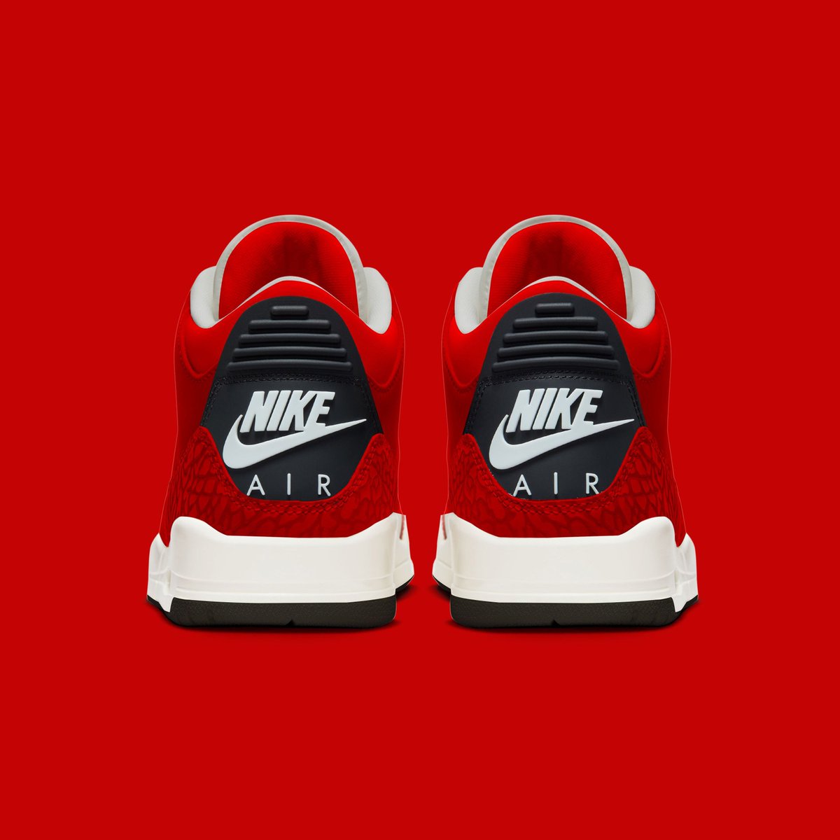 JustFreshKicks's tweet photo. Air Jordan 3 Retro “Santa” Releases November 21st 🎅 https://t.co/82cYQfWpSz
