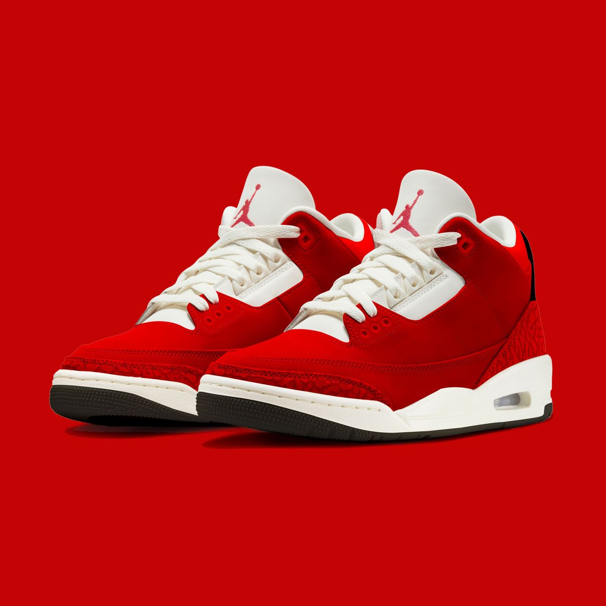 JustFreshKicks's tweet photo. Air Jordan 3 Retro “Santa” Releases November 21st 🎅 https://t.co/82cYQfWpSz