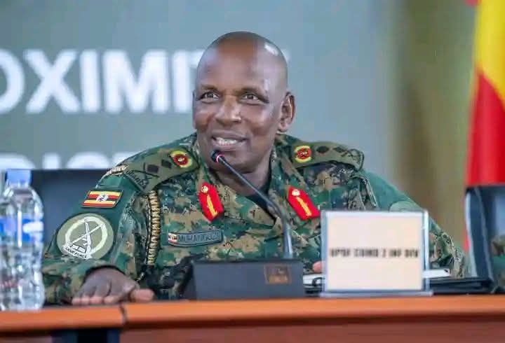 IMITAMENWA200PK's tweet photo. Hobeee Rwanda 🇷🇼bantu bange bo Muntara yamajyaruguru muryame musinzire neza ,mukore Imirimo yanyu yose neza,Major General Ruki Karusisi na Major General Paul Muhanguzi 🇷🇼🇺🇬🤝✊ababagabo ndabemera niyo yaba #Inkuba bayifatira mukirere rero mwiturize Urwanda 🇷🇼 ruri mumaboko-

1/2 https://t.co/2xqZB0FKh9