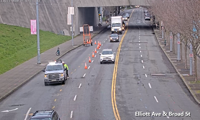  Elliott Ave 与 Broad St 交界处 SB 右车道因道路施工封闭，请注意安全.