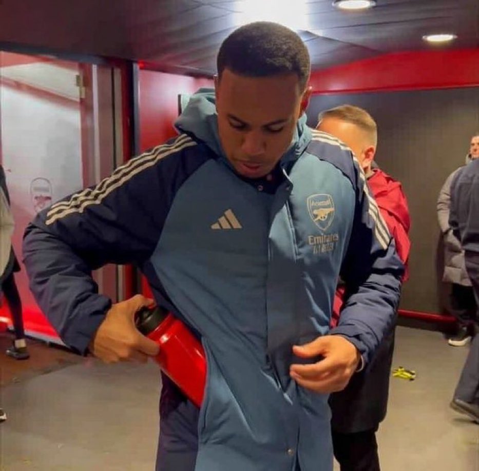 It’s very obvious that Arsenal players and coaches are the problems of Arsenal. 

Why are they always with bottles?