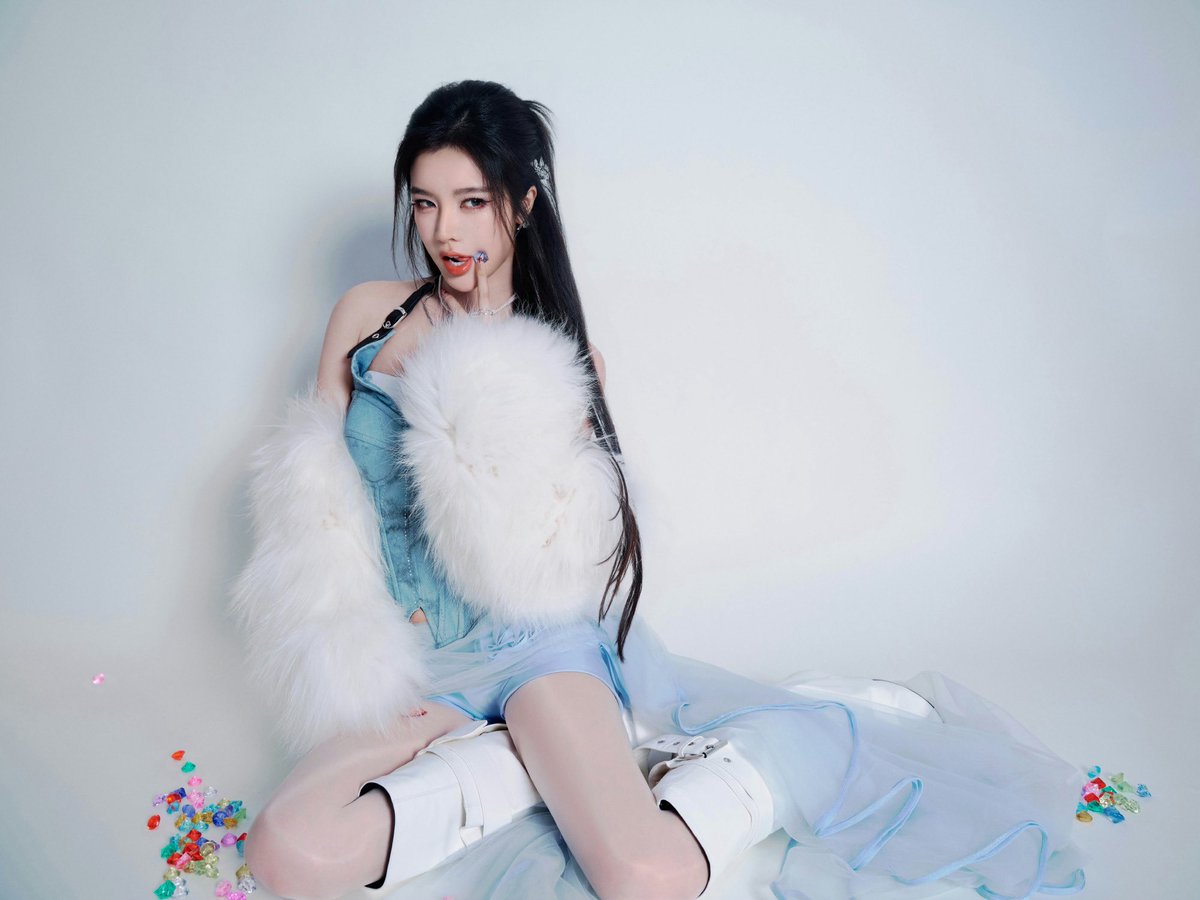 戴燕妮 🤍 2026海南春晚

这双薄丝长腿，是真的想让人犯罪。🫦💙 https://t.co/XhS3oA6DwJ