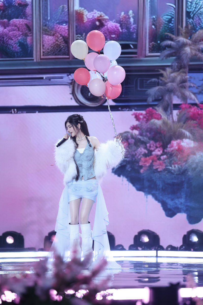 戴燕妮 🤍 2026海南春晚

这双薄丝长腿，是真的想让人犯罪。🫦💙 https://t.co/XhS3oA6DwJ