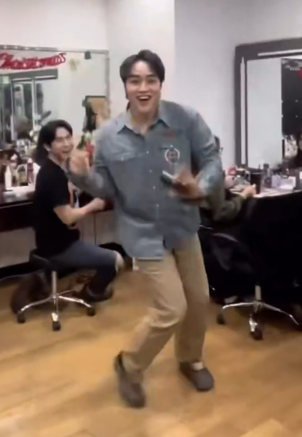 이렇게춤추면서사이버스튜디오짓자고햇으면애들이틱톡인줄알고ㅇㅋ햇을지도모르는데