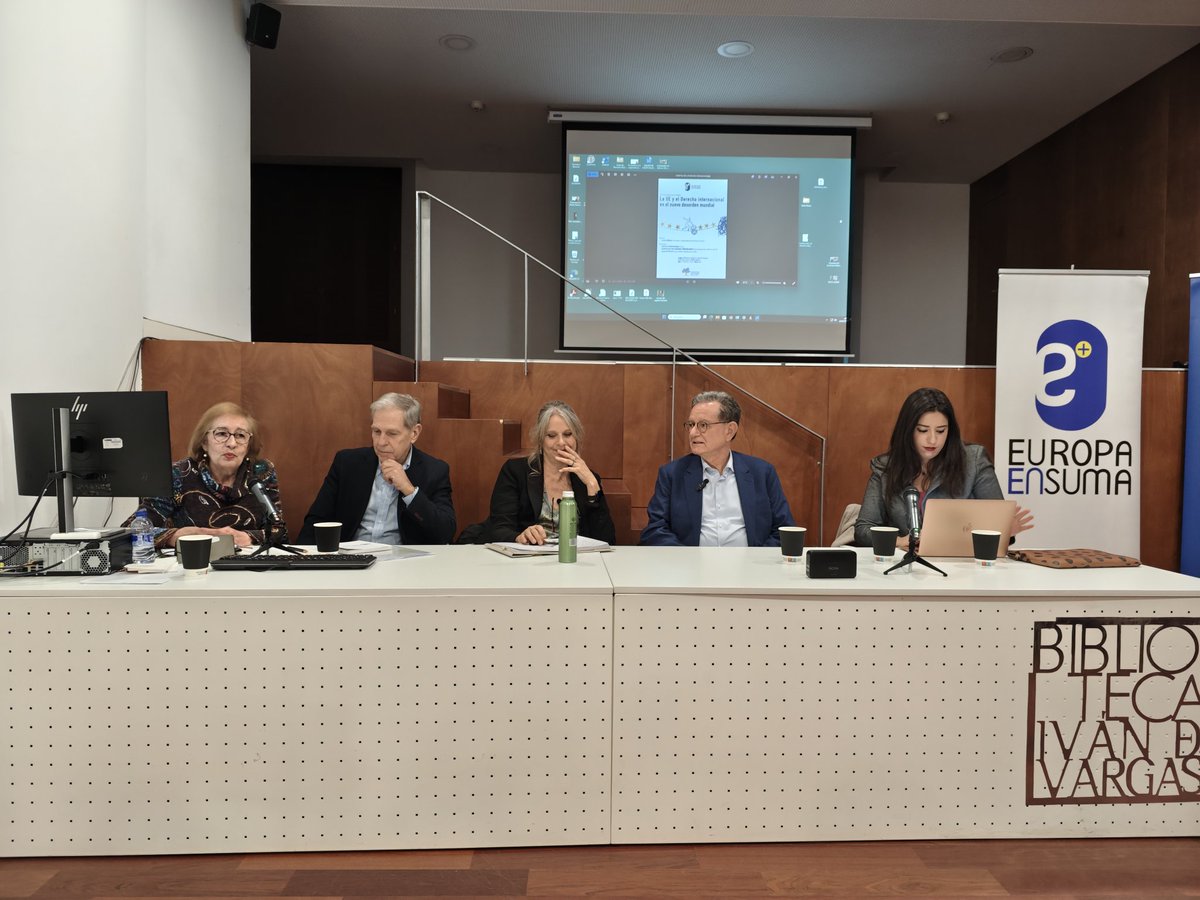 🇪🇺 Comienza nuestro debate sobre el #DesordenMundial con <a href="/AlbiacLola/">Mª Dolores Albiac Murillo🇺🇦</a>, Carlos Castresana, <a href="/guillermofm2003/">Guillermo Fernandez Maldonado</a>, Laura Ferré y Raquel Martí en la Biblioteca Iván de Vargas <a href="/bpmmadrid/">Bibliotecas Ayuntamiento de Madrid</a>
Podéis seguirlo en directo en youtube.com/@europaensuma?…