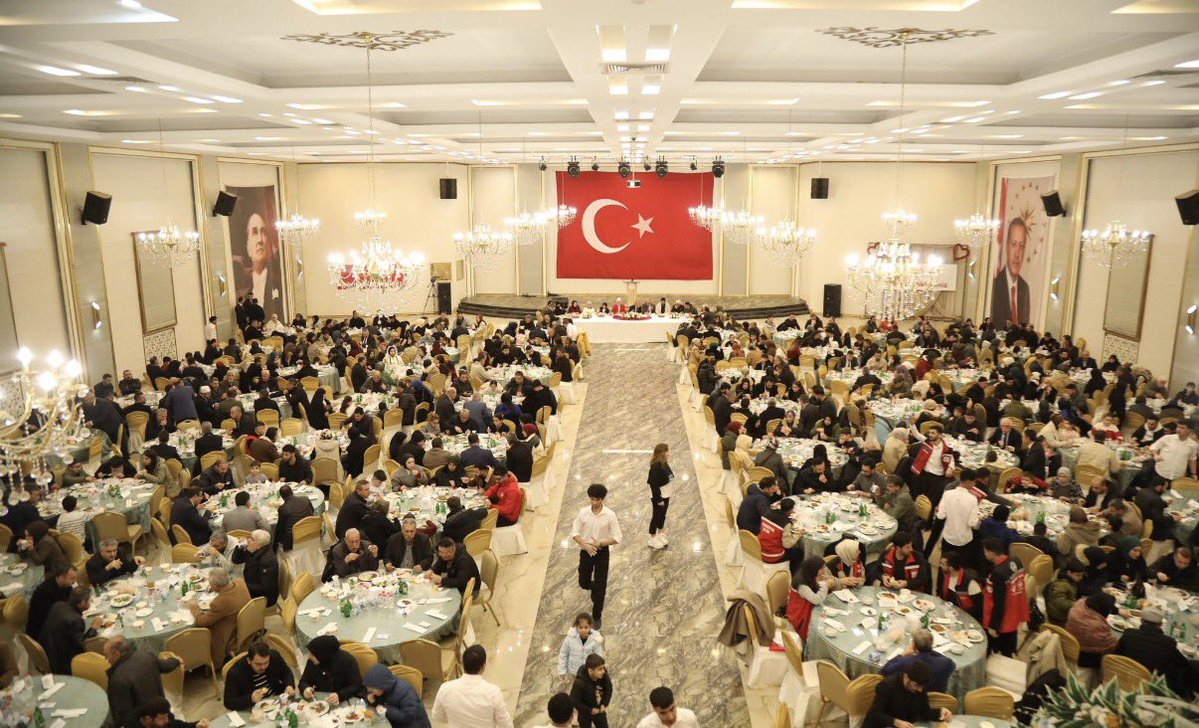 Bu Ramazan’ın daha ilk gününden itibaren verilen iftar davetlerine iştirak etmedim, etmeyeceğim. Çünkü babam, toprak altında yatarken, bugün toprak üstünde onların kanı, canı, emaneti üzerinden yemek yiyen, makam koltuklarında poz veren, şehit acısıyla fotoğraf çektirip menfaat