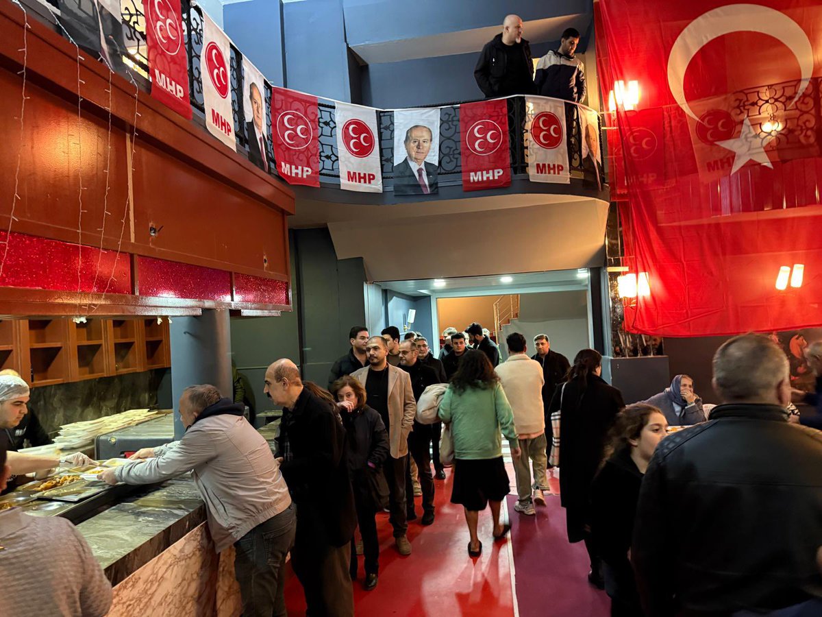 bakirkoymhp's tweet photo. Ramazan ayının 1. günü, İlçe Başkanlığımızın iftar Sofrası. 

Soframızı bereketlendiren kıymetli komşularımıza teşekkür eder, tutulan oruçların Allah katında kabul olmasını dileriz.
#MHPİstanbul https://t.co/D2Ih2HyZ0F