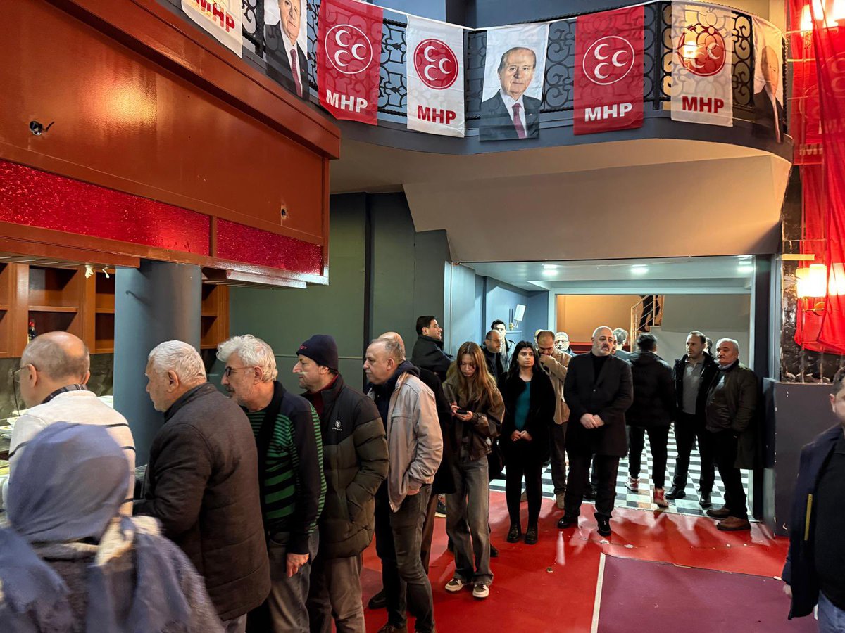bakirkoymhp's tweet photo. Ramazan ayının 1. günü, İlçe Başkanlığımızın iftar Sofrası. 

Soframızı bereketlendiren kıymetli komşularımıza teşekkür eder, tutulan oruçların Allah katında kabul olmasını dileriz.
#MHPİstanbul https://t.co/D2Ih2HyZ0F