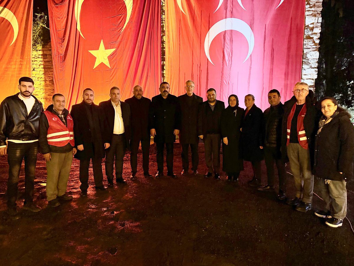 İftar sonrası Fatih İlçe Başkanlığımızın, Fatih surlarında kurduğu ve gelenekselleşen iftar çadırını ziyaret ederek ilçe başkanımız <a href="/caymaz_muharrem/">MUHARREM CAYMAZ</a> ile bir araya geldik.