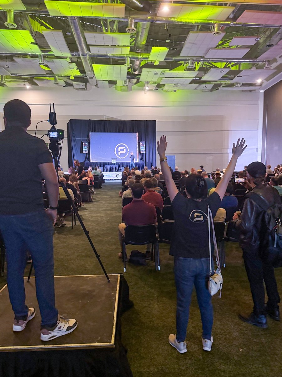 We love $ARRR team energy 🏴‍☠️💚

<a href="/anarchy_dot_gov/">Daniel</a> breaking down Pirate Chain’s zero-knowledge architecture like a true First Mate, with <a href="/AmyVoluntary/">AmyV</a> bringing the hype from the crowd 🙌

Love seeing the <a href="/PirateChain/">Pirate Chain</a> crew pushing privacy forward at <a href="/Anarchapulco/">Anarchapulco</a>!