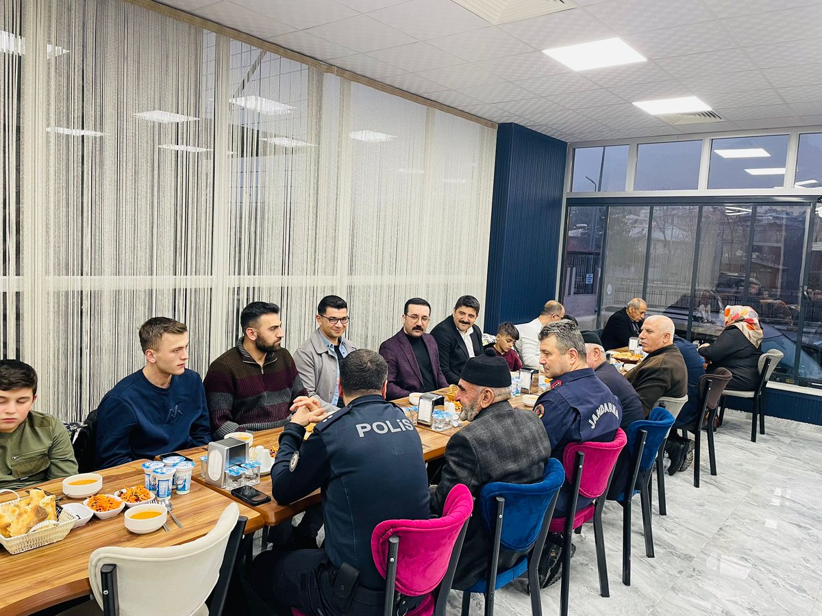 Kaymakamımız Sn. Muhammed Taha CANPOLAT, Şehit ve Gazi Ailelerimiz onuruna organize edilen iftar programında kıymetli ailelerimizle bir araya geldi.

<a href="/mtcanpolat23/">Muhammed Taha Canpolat</a> 
<a href="/ErzurumValiligi/">T.C.Erzurum Valiliği</a> 
<a href="/TC_icisleri/">T.C. İçişleri Bakanlığı</a> 

🔗 👉🏻 uzundere.gov.tr/kaymakamimiz-s…