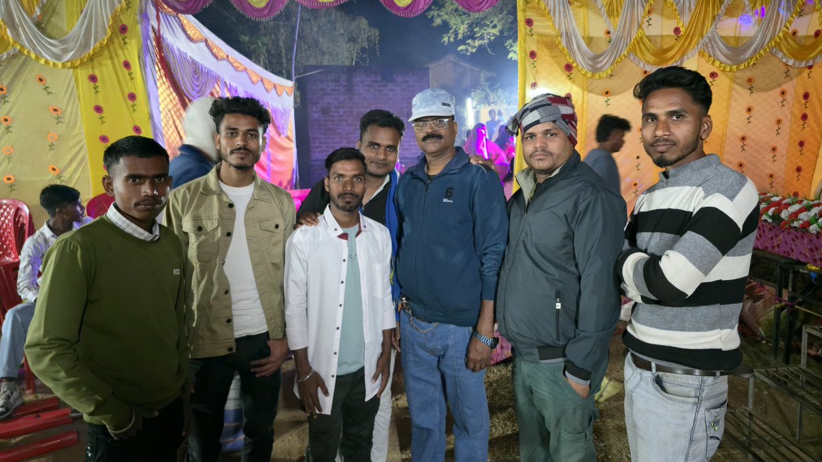 ranjaykumarjanu's tweet photo. Sandeep Azad Ravan भाई के सिस्टर के शादी में शामिल होने का मौका मिला।। बहुत खुशी हुआ।। 
#post #शादीसमारोह 
#शादीस्पेशल 
#Wedding
#WeddingVibes
#JustMarried
#IndianWedding
#BrideAndGroom
#WeddingCelebration
#WeddingMoments
#Shaadi
#LoveForever
#NewBeginning https://t.co/FXcgnXnwbF