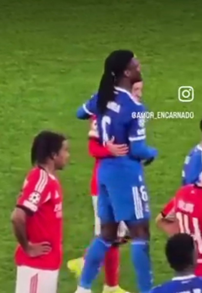 É este jovem agarrado amigavelmente ao Camavinga que dizem ser racista?
Um racista odiará todos os de uma certa raça.
Não se abraça a eles.
Mas continuem a ser ridículos.....