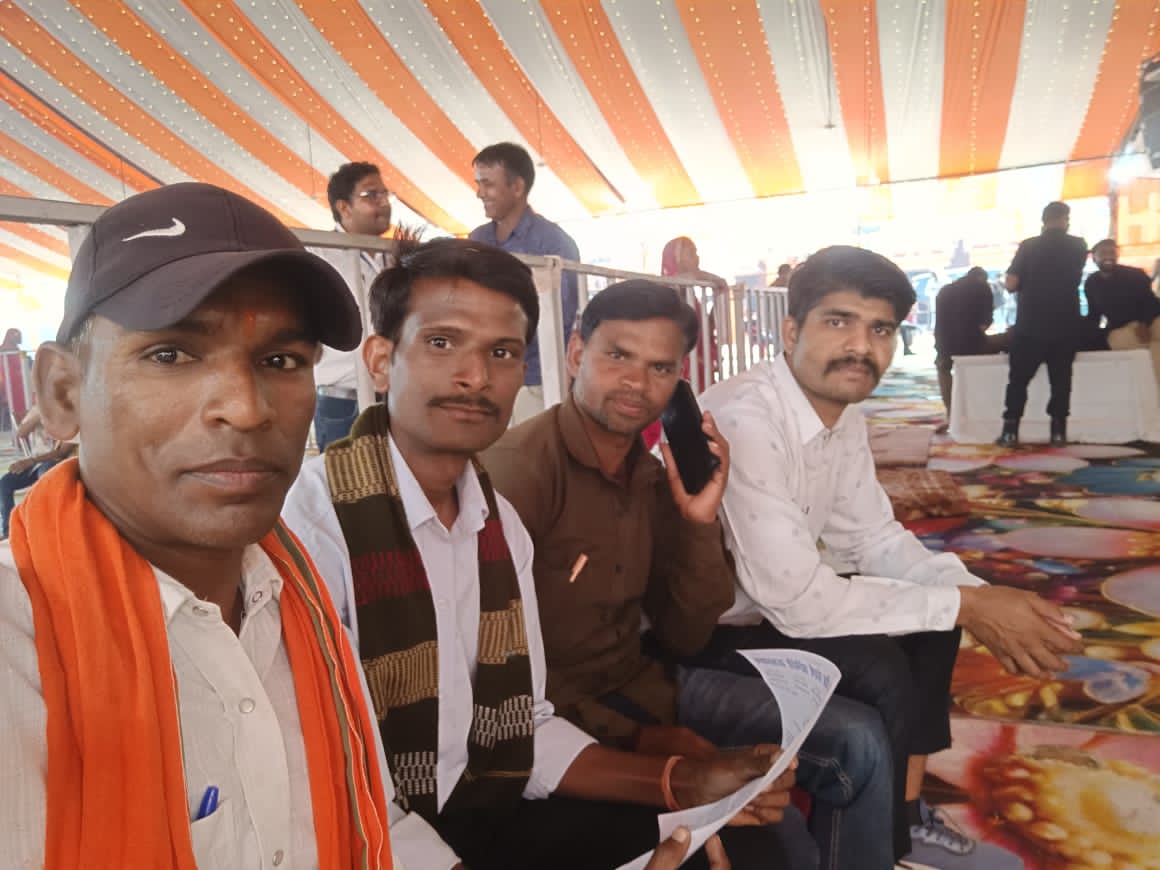 युवा मित्र संघर्ष समिति #ब्लॉक_घाटोल 
#बांसवाड़ा में 
यशस्वी पूर्व मुख्यमंत्री जी वसुंधरा राजे,
श्री अंबाजी मंदिर प्राण प्रतिष्ठा वैष्णव समाज मंडल घाटोल कार्यक्रम के दौरान युवा मित्र की ओर से बहाली को लेकर ज्ञापन सौपा 
<a href="/BhajanlalBjp/">Bhajanlal Sharma</a> 
<a href="/BJP4Rajasthan/">BJP Rajasthan</a> 
<a href="/VasundharaBJP/">Vasundhara Raje</a>
<a href="/sanjay_hingwa/">Sanjay Meena Hingwa</a>