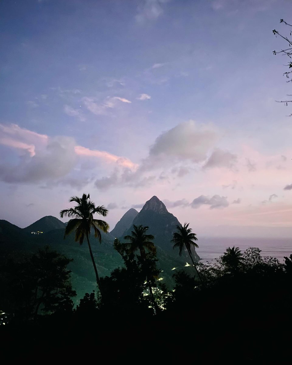 water_diaries's tweet photo. Night view of St. Lucia 🇱🇨 https://t.co/rteJphi8ko