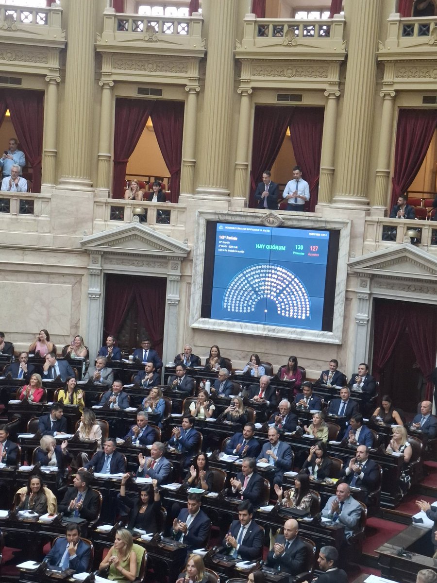 gabyvulcano1's tweet photo. Hay quórum. José Garrido, de Santa Cruz fue el último en sentarse para llegar a los 129. https://t.co/j2UAjIfbYn