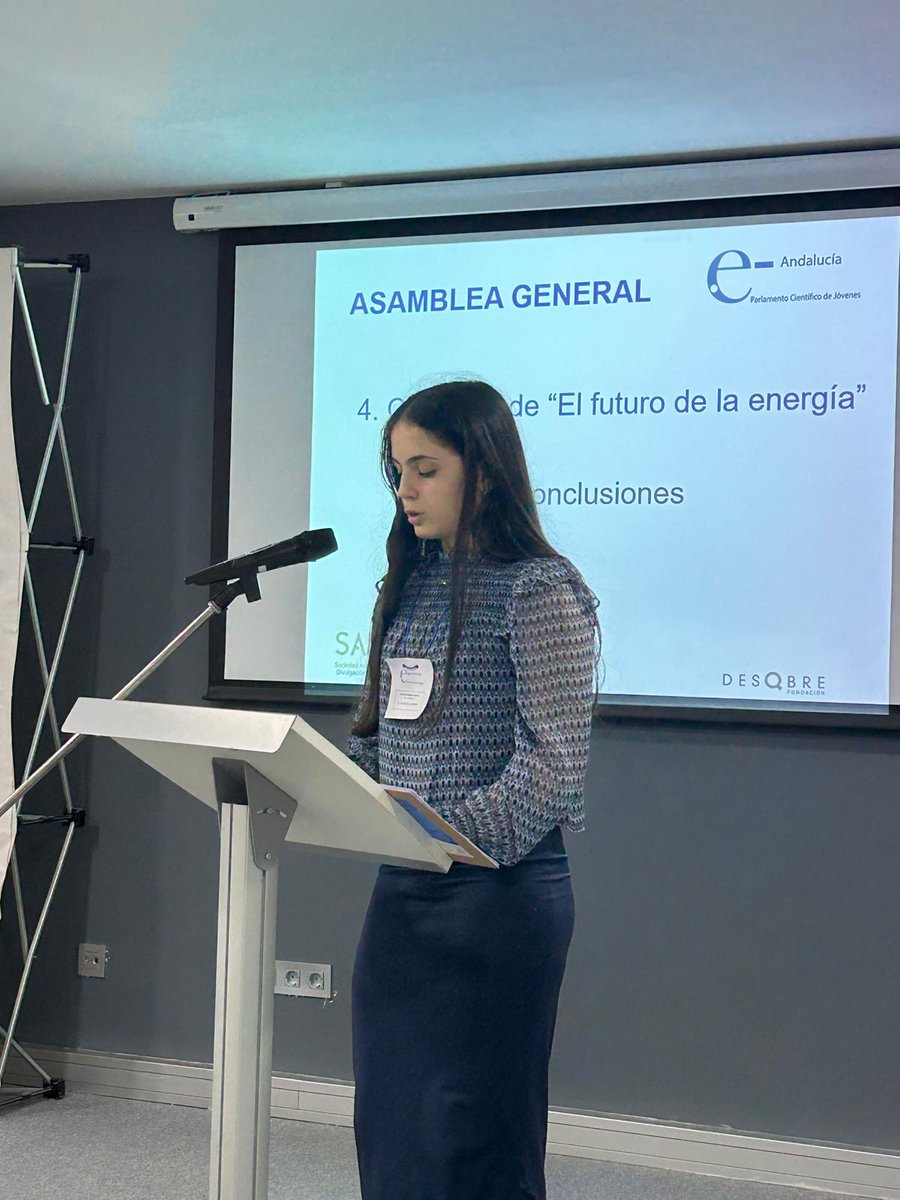 MadrazaLa's tweet photo. ¡Orgullo en el #XParlamentoCientíficoDeJóvenes! Daniela, Vanessa, Antonio y Nora brillaron en Sevilla debatiendo sobre energía, bosques y bulos. 
Emocionante reencuentro con Darío y Julia, antiguos alumnos hoy moderadores. ¡Nivelazo de #IESLaMadraza! https://t.co/jQrFwnsyL5