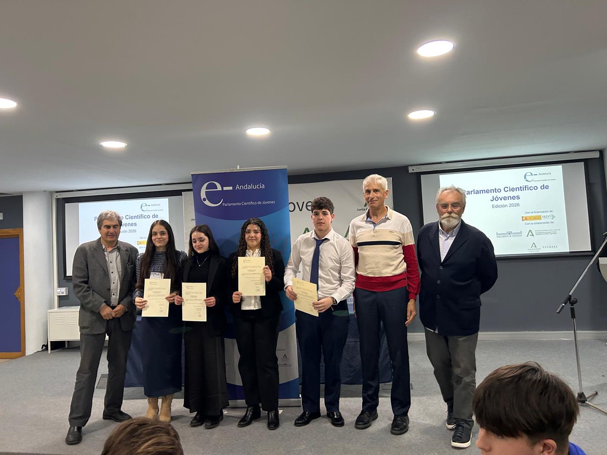 MadrazaLa's tweet photo. ¡Orgullo en el #XParlamentoCientíficoDeJóvenes! Daniela, Vanessa, Antonio y Nora brillaron en Sevilla debatiendo sobre energía, bosques y bulos. 
Emocionante reencuentro con Darío y Julia, antiguos alumnos hoy moderadores. ¡Nivelazo de #IESLaMadraza! https://t.co/jQrFwnsyL5