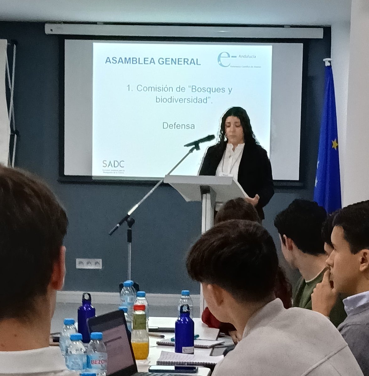 MadrazaLa's tweet photo. ¡Orgullo en el #XParlamentoCientíficoDeJóvenes! Daniela, Vanessa, Antonio y Nora brillaron en Sevilla debatiendo sobre energía, bosques y bulos. 
Emocionante reencuentro con Darío y Julia, antiguos alumnos hoy moderadores. ¡Nivelazo de #IESLaMadraza! https://t.co/jQrFwnsyL5