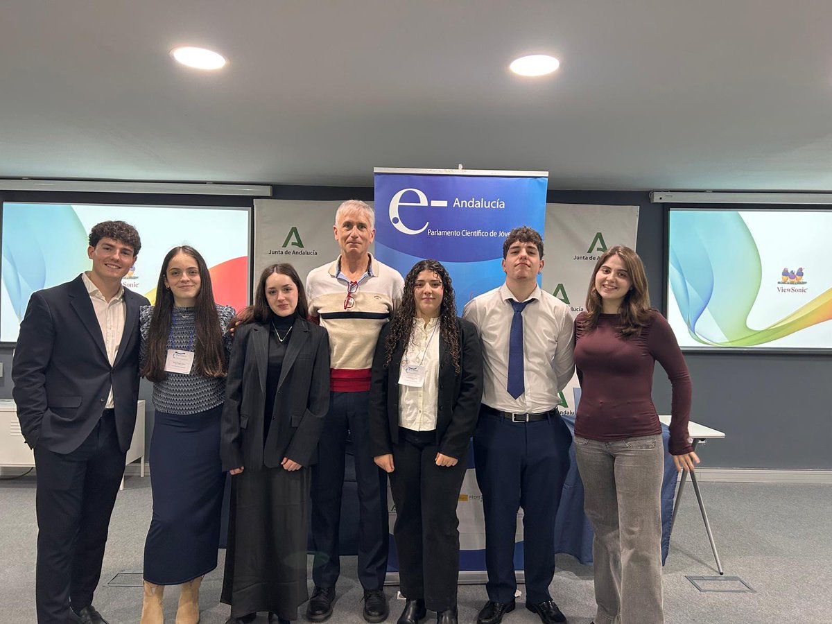 MadrazaLa's tweet photo. ¡Orgullo en el #XParlamentoCientíficoDeJóvenes! Daniela, Vanessa, Antonio y Nora brillaron en Sevilla debatiendo sobre energía, bosques y bulos. 
Emocionante reencuentro con Darío y Julia, antiguos alumnos hoy moderadores. ¡Nivelazo de #IESLaMadraza! https://t.co/jQrFwnsyL5