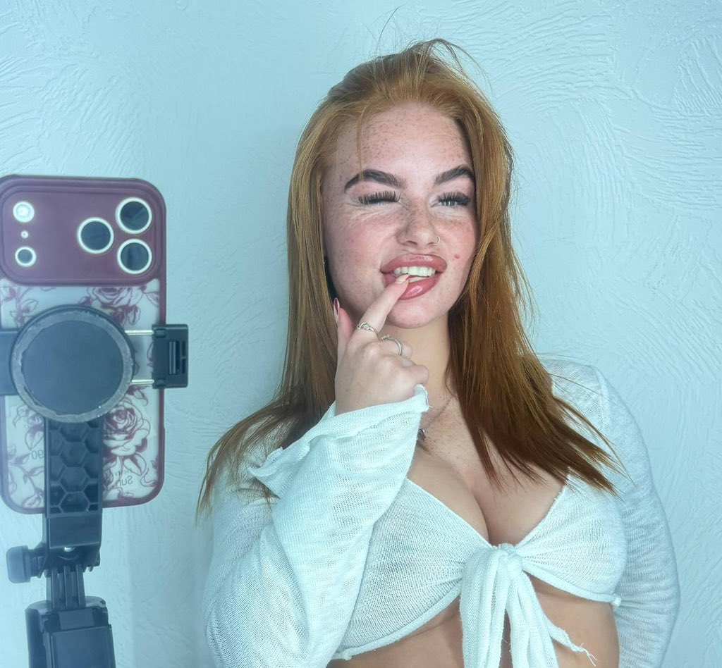 wanna see more of me?🥹

onlyfans.com/ellieskyyee/tr…