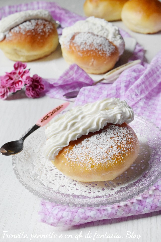 VittoriaAl's tweet photo. Mini Maritozzi alla romana sono un dolce tipico della tradizione laziale, soffici e profumati, perfetti per colazione o merenda.  
https://t.co/7C81yY5l3e https://t.co/CTLlHV7MNz