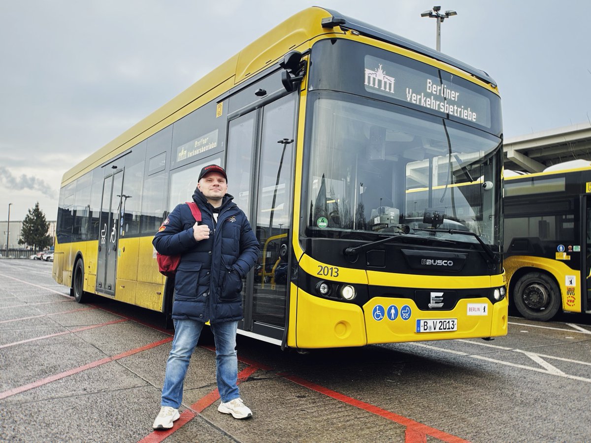 Йоу!
Я немного выпал из твиттера ибо начались уже смены. Езжу пока что с наставником, изучаю маршруты и уже возил пассажиров.

На фото электрический Ebusco. Который мне понравился больше чем Solaris Urbino.