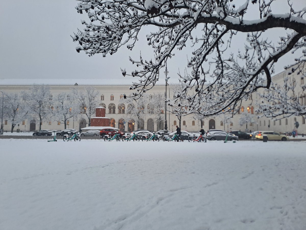 FiU_LMU's tweet photo. The weather forecast predicts 15 degrees and sunshine next week, but Munich is clearly ready for WINTER school as of tonight! We look forward to welcoming all the participants here soon! https://t.co/ZBy3fepXD3