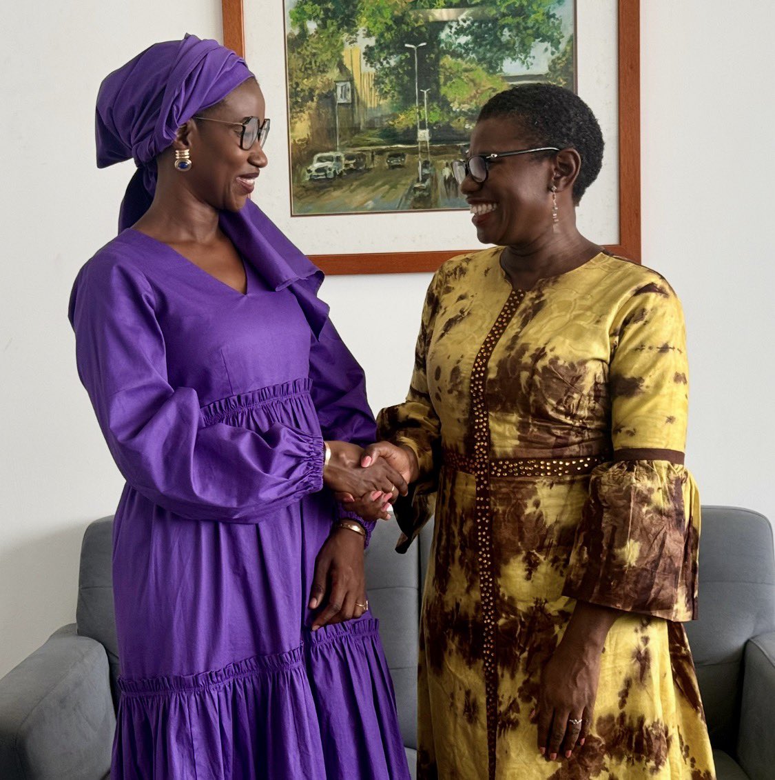FCC_Freetown's tweet image. Today Mayor @yakisawyerr received Madam Aïcha Touré, CEO of @Orange_sierra . #FCC &amp;amp; Orange have a long-standing history of collaboration across several key areas. The meeting discussed ways to strengthen existing ties and explore new avenues for deeper collaboration.
