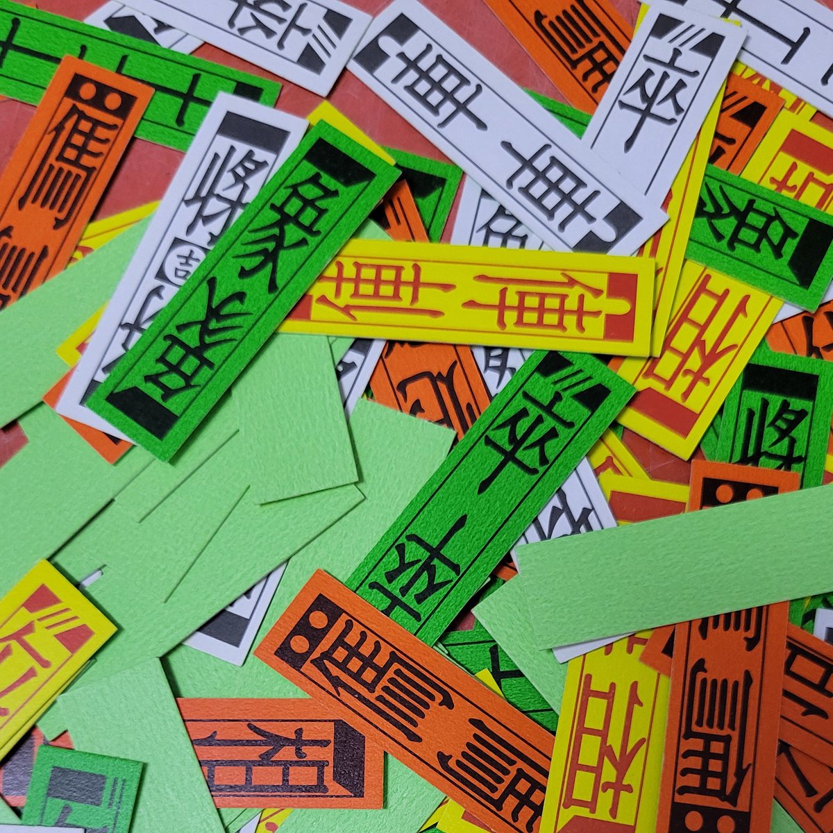 新年除了玩撲克牌，打麻將
就沒別的可以玩了嗎😩
聽我這麼說的親戚
從家裡拿了副厚厚一疊的紙牌出來

：這什麼？紙象棋？
親戚：才不是