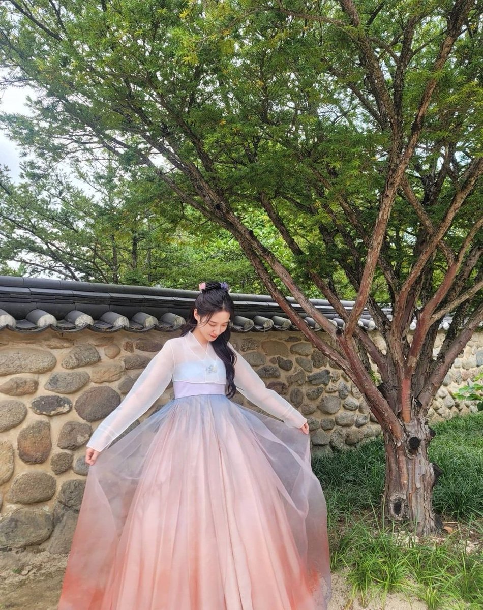 eunbiningneujd1's tweet photo. 문득 든 생각
이 한복 어느브랜드일까요??
너무 이쁜데 https://t.co/heJD1n75lI