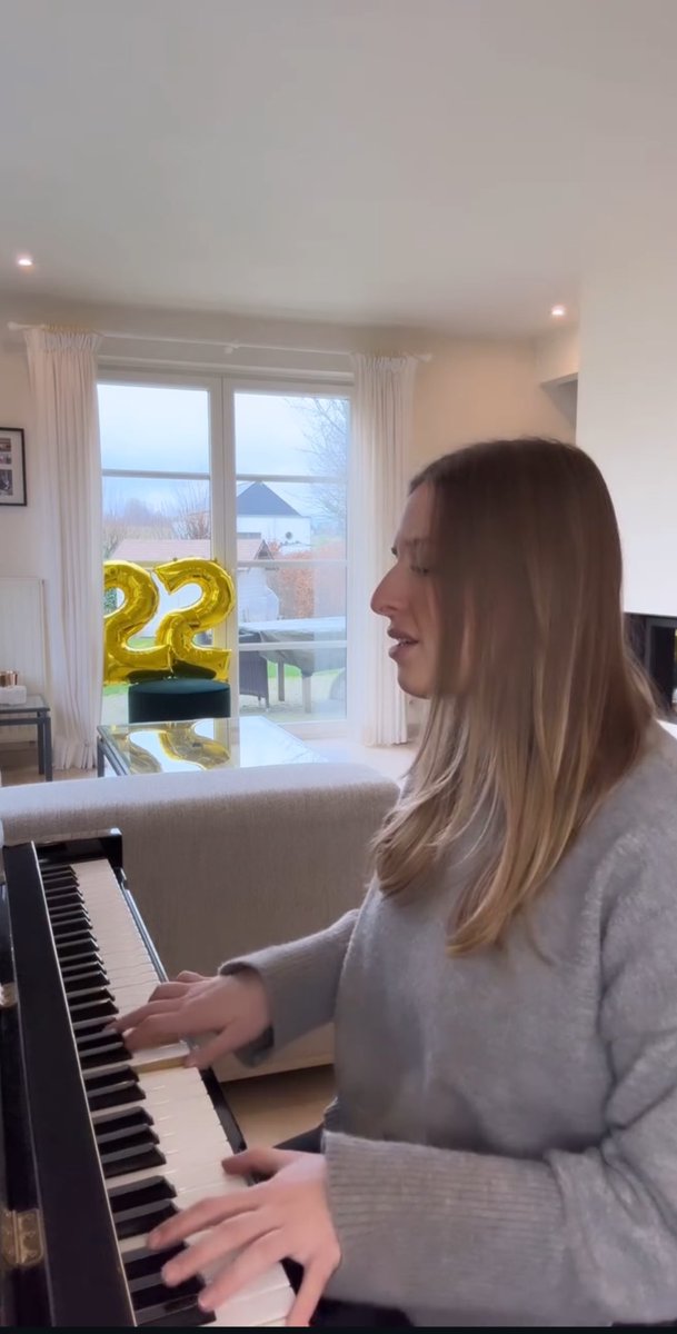 GloriantLucie's tweet photo. Hele, elle est où la mise à jour?🥺 https://t.co/n7b4n7k1p3