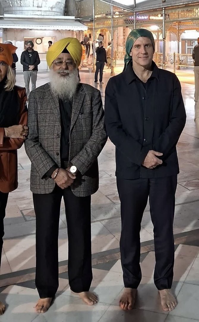 Mediavenir's tweet image. 🇫🇷🇮🇳 Emmanuel Macron s’est recueilli dans un temple sikh à New Delhi, en Inde. (ANI)